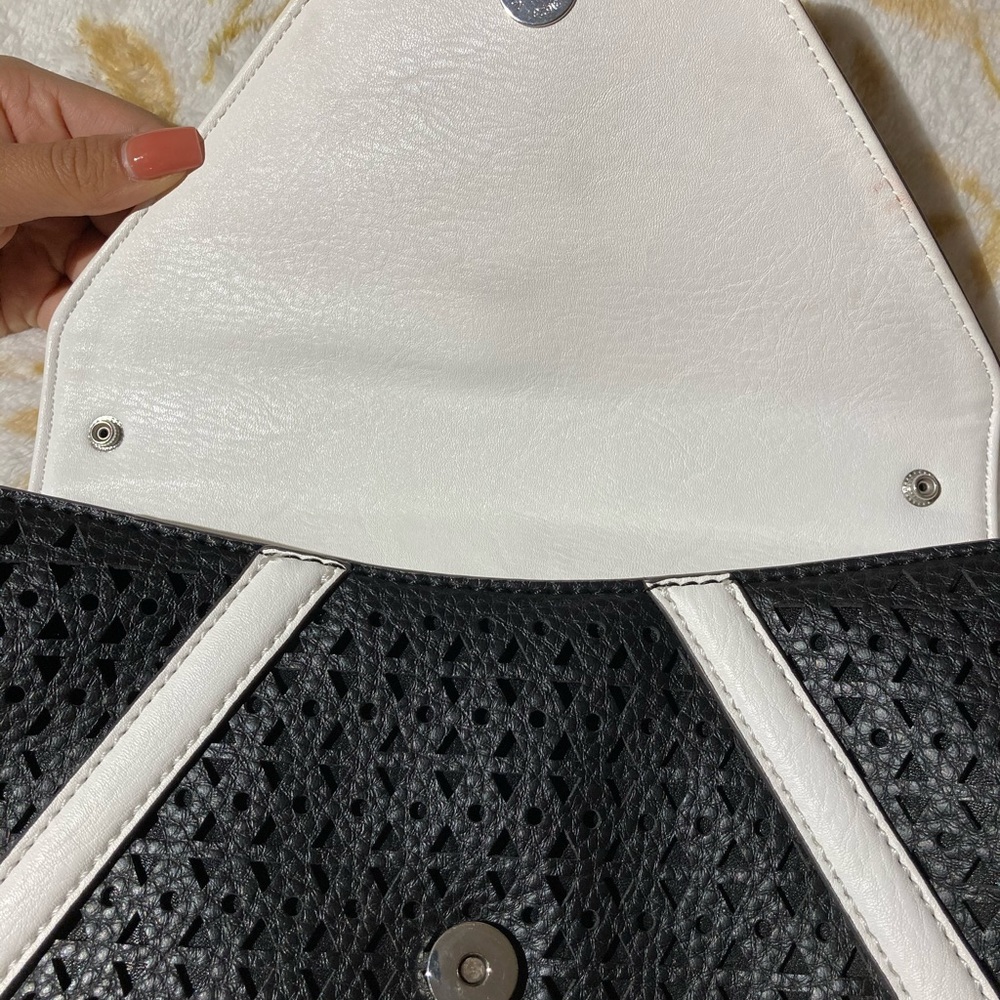 Guess Purse - Picture 8 of 14